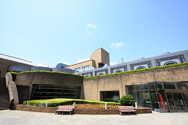 図書館「市川市中央図書館まで1042m」