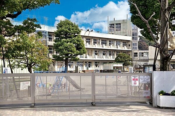 小学校「市川市立真間小学校まで273m」
