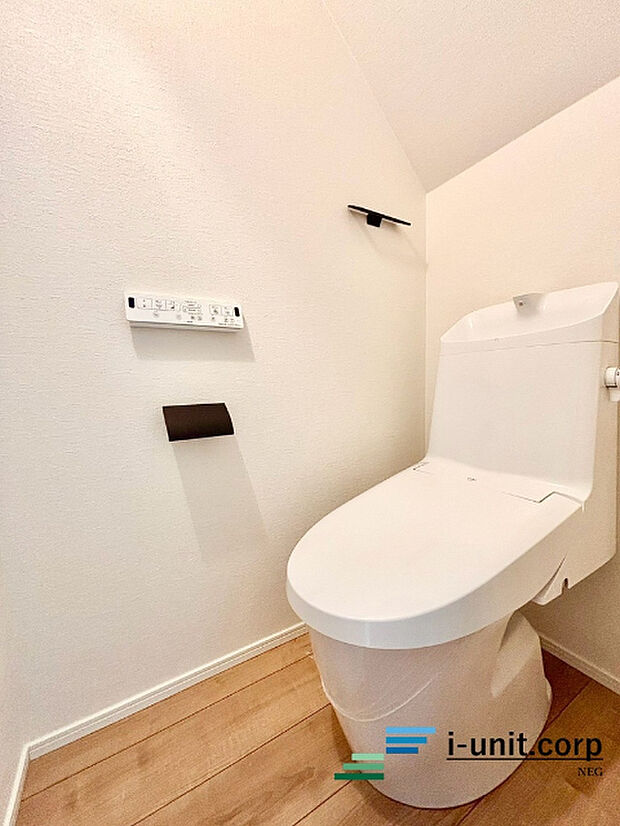 トイレは快適な温水洗浄便座付です。