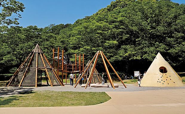 公園「21世紀の森と広場まで2332m」