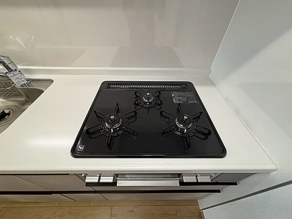 三口コンロで料理も捗りますね。広々としたシンクです。キッチンスペースは、ゆとりの広さを確保！対面式キッチンですので、お子様の様子を見守りながら家事ができます！
