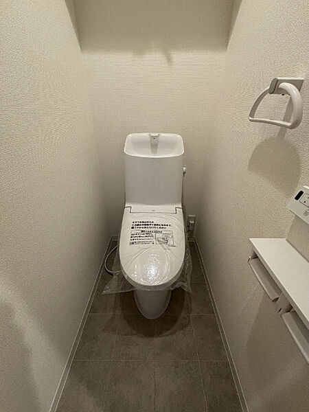 トイレはウォシュレット機能付きの最新タイプ。来客やご友人も使うので、いつも清潔を保てるように配慮しなければならない場所。見た目から清潔感あるホワイトを基調にデザインされました。