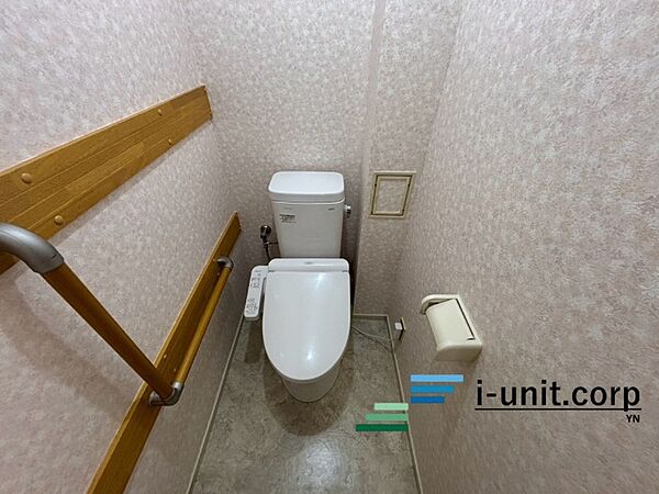 トイレはウォシュレット機能付きの最新タイプ。来客やご友人も使うので、いつも清潔を保てるように配慮しなければならない場所。見た目から清潔感あるホワイトを基調にデザインされました。