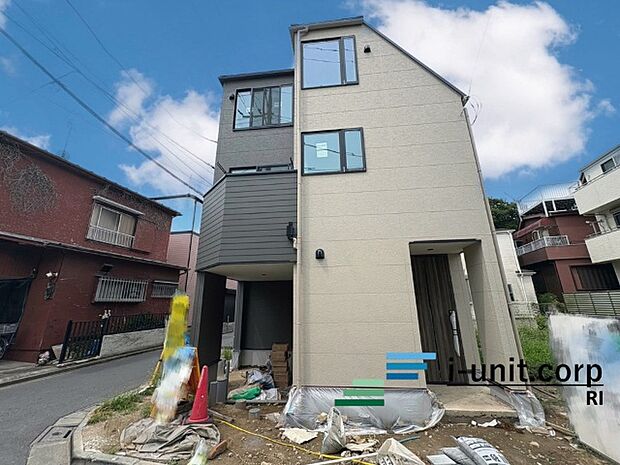 小学校や中学校、商業施設も充実しています。