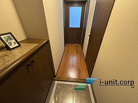 家族全員の靴を収納出来、暖かな日差しが差し込み収納豊富な玄関です。