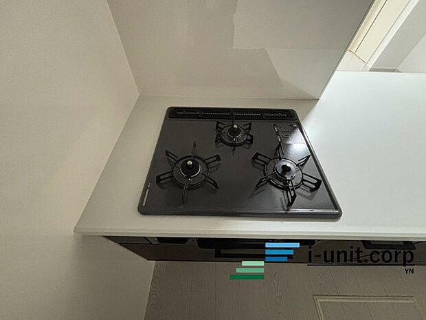三口コンロで料理も捗りますね。広々としたシンクです。キッチンスペースは、ゆとりの広さを確保！対面式キッチンですので、お子様の様子を見守りながら家事ができます！