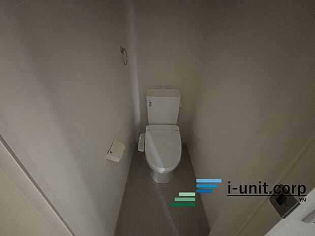 トイレはウォシュレット機能付きの最新タイプ。来客やご友人も使うので、いつも清潔を保てるように配慮しなければならない場所。見た目から清潔感あるホワイトを基調にデザインされました。