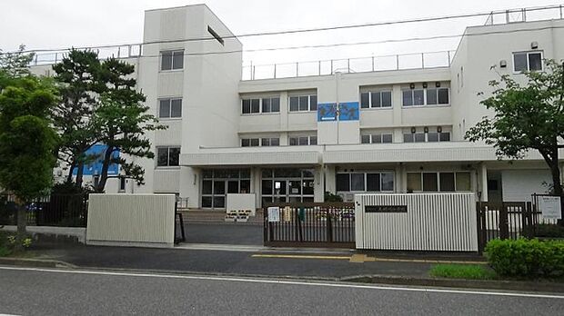 中学校「浦安市立見明川中学校まで1300m」