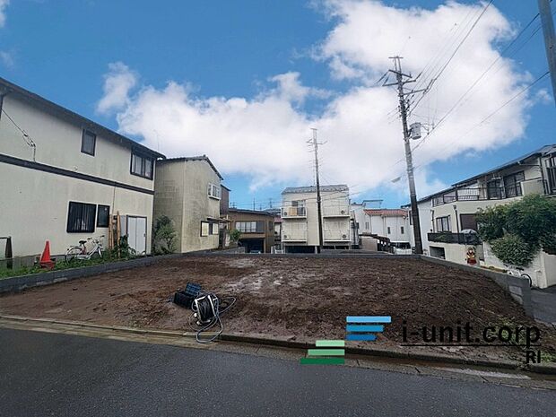 公園や幼稚園、小中学校などが徒歩圏内です。
