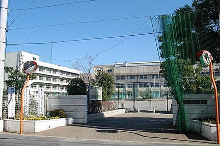 中学校「市川市立第六中学校まで580m」