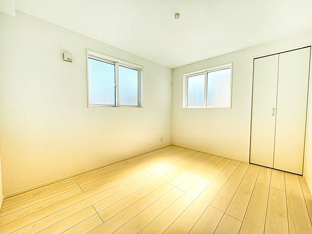 【同仕様】2面採光の明るい室内です