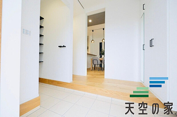 【同仕様】暖かな日差しが差し込み収納豊富な玄関です。