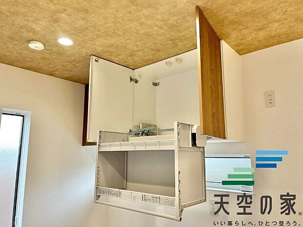 【同仕様】キッチン背面には昇降式の収納完備で、デットスペースもなく有効活用頂けます！