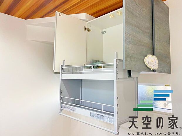 【同仕様】キッチン背面には昇降式の収納完備で、デットスペースもなく有効活用頂けます!
