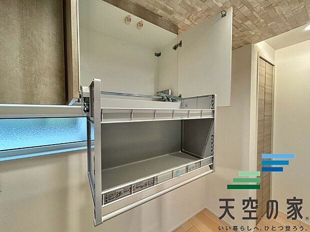キッチン背面には昇降式の収納完備で、デットスペースもなく有効活用頂けます!