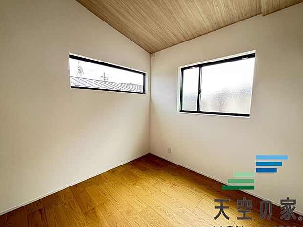 心と体をゆったりと安らげる空間。寝室のゆとりが大きい分だけ、暮らしの安らぎは深まります。一日の疲れを癒すだけでなく、ご夫婦の親密な語らいを紡ぎ出します。