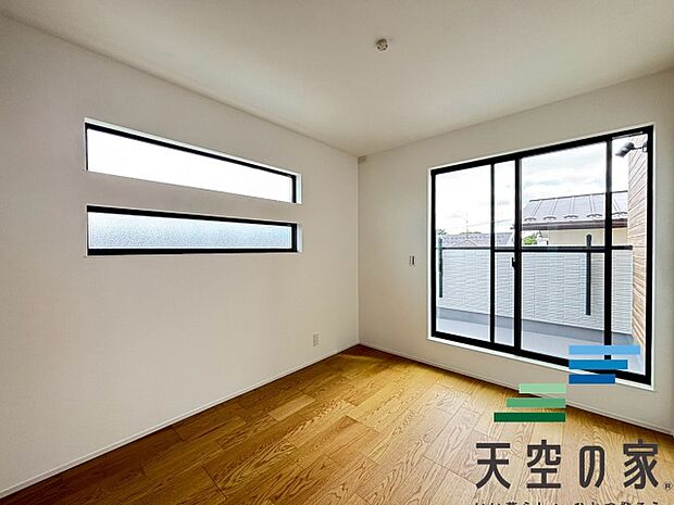 各居室にはクローゼットを完備し、家具の配置にも困らない設計がされています。採光と通風のバランスがほどよく絶妙です。