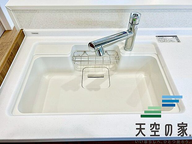 【同仕様】作業スペースの確保からお料理の受け渡しまでらくらくです。 お料理のできる過程がリビングからも分かり、食器準備やお片付けもご家族でみんなでできます。