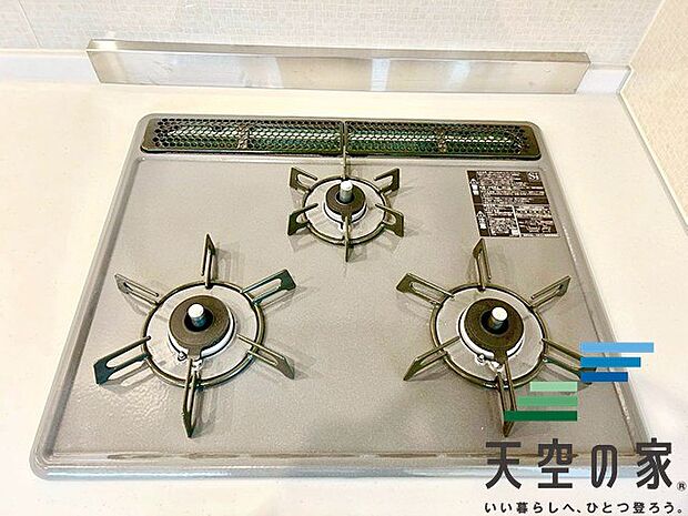 【同仕様】三口コンロで料理も捗りますね。広々としたシンクで人工大理石を採用しております。キッチンスペースは、ゆとりの広さを確保!対面式キッチンですので、お子様の様子を見守りながら家事ができます!