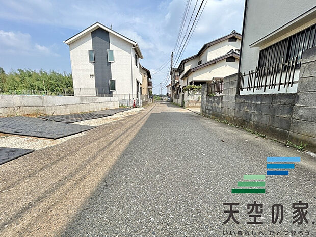 広々とした前面道路です。