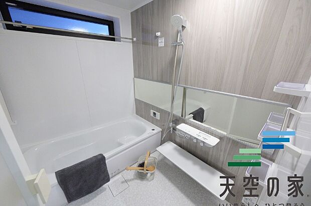 【同仕様】癒しの空間バスルームです。天気に左右されずに洗濯物を乾かせる、浴室乾燥機＆オートバス機能付きです。一日の疲れをお風呂で癒してください。