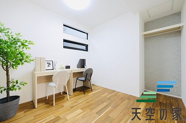 【同仕様】各居室にはクローゼットを完備し、家具の配置にも困らない設計がされています。採光と通風のバランスがほどよく絶妙です。