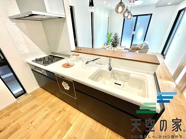 【同仕様】手元の収納から、足元の収納までが全てスライド式で、奥のスペースまで有効に活用できます。奥まで上から見渡せるので、たまにしか使わない調理器具もサッと取出せます。