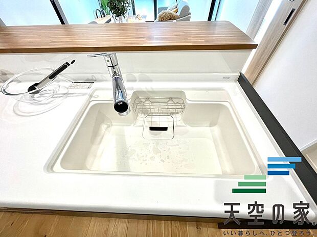 【同仕様】作業スペースの確保からお料理の受け渡しまでらくらくです。 お料理のできる過程がリビングからも分かり、食器準備やお片付けもご家族でみんなでできます。