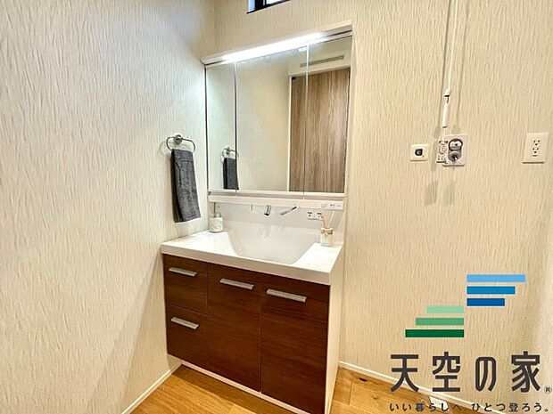 【同仕様】洗面台には三面鏡タイプを採用。身だしなみを整えやすい事はもちろんですが、鏡の後ろに収納スペースを設ける事により、散らかりやすい洗面スペースをすっきりさせる事が出来るのも嬉しいですね。