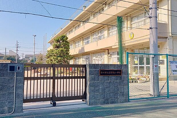 小学校「冨貴島小学校まで950m」
