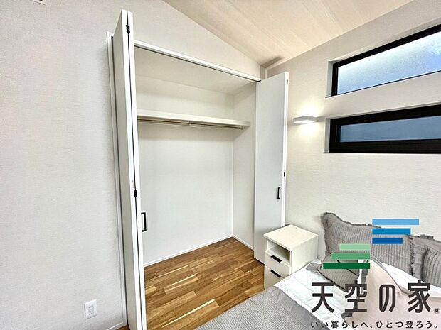 【同仕様】 各居室にはクローゼットを完備し、家具の配置にも困らない設計がされています。採光と通風のバランスがほどよく絶妙です。
