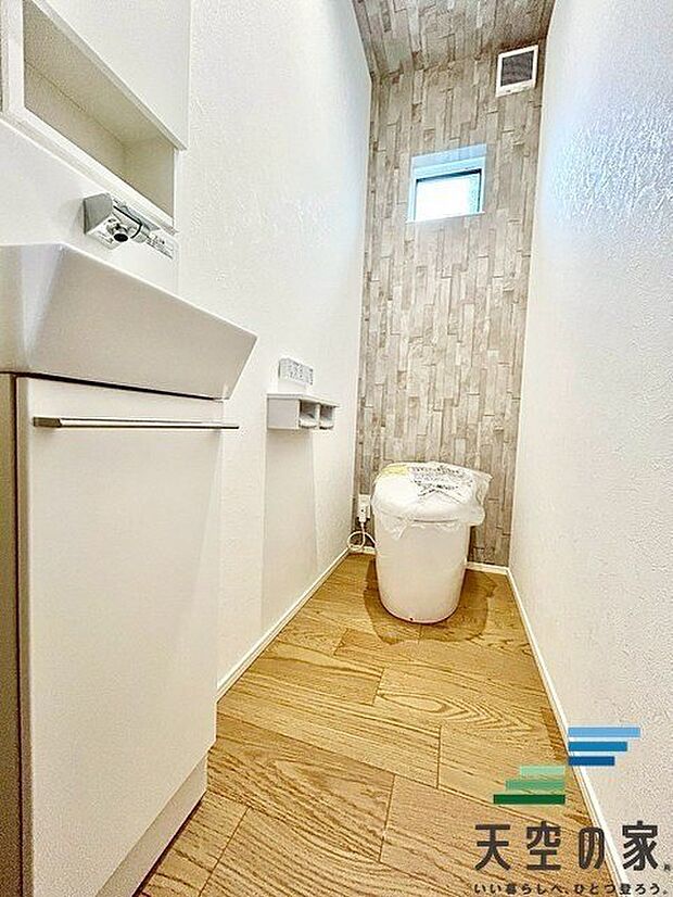 【同仕様】トイレは快適な温水洗浄便座付です。