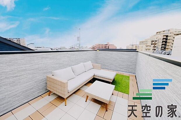 【同仕様】スカイバルコニーで休日に友人などを呼んでBBQや,お子様のプールなどで遊べますね♪