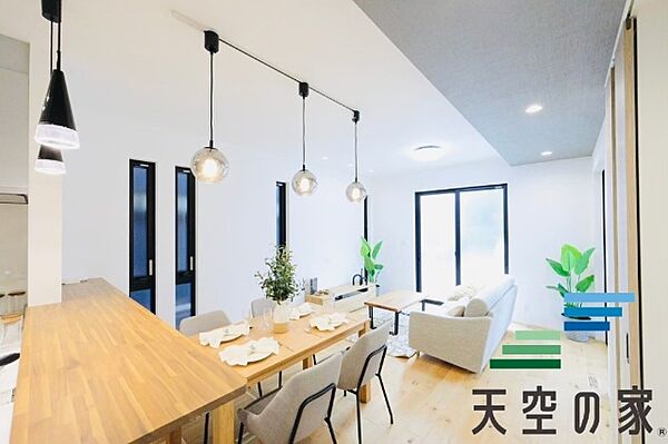 【同仕様】明るく開放的な空間が広がるリビングダイニング。室内には豊かな陽光が注ぎ込み、爽やかな住空間を演出。ホームパーティーでもゲストと一緒に料理を楽しみながら楽しい時間を過ごせそう。