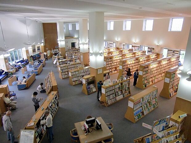 図書館「市川市中央図書館まで1700m」
