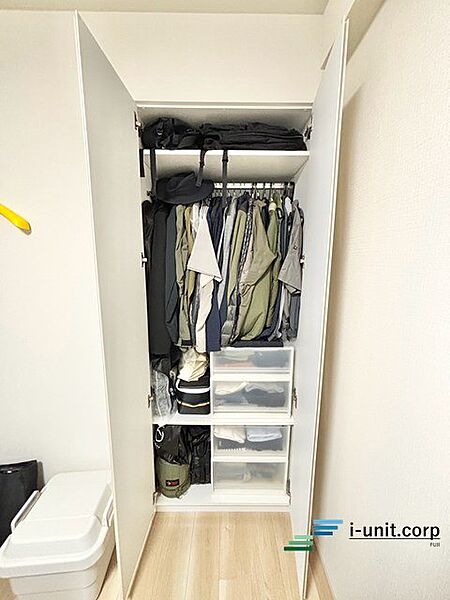 楽々片付けができる収納スペース。ご家族の洋服やお荷物などがスッキリと片付き、日々の空間を広々と演出してくれる手助けになりますね♪
