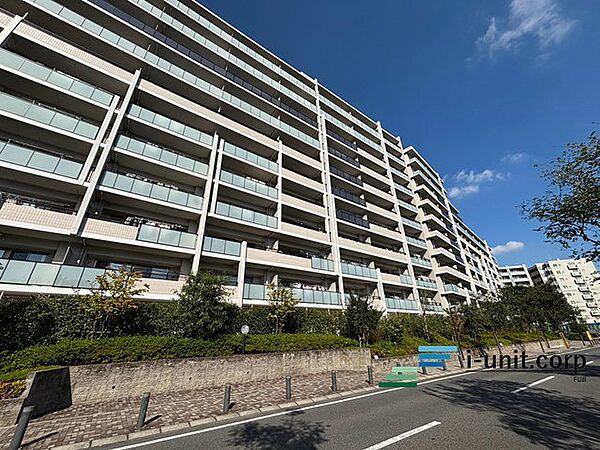 目の前にはスーパーやドラッグストアなど充実した住環境です。