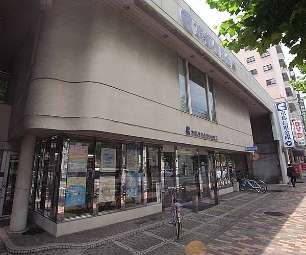 京都信用金庫 壬生支店まで320m 西院駅と大宮駅の間にございます。四条通り沿い。