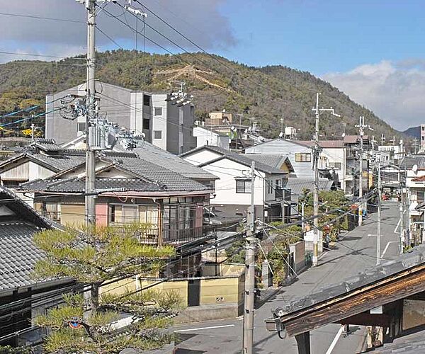 画像18:廊下から京都五山送り火の左大文字が見えます。
