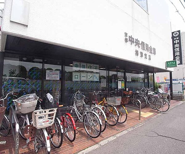 画像5:京都中央信用金庫 梅津支店まで508m 四条通沿いにございます。周辺にはスーパーやコンビニも多くあり