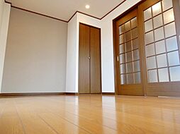 多摩都市モノレール 泉体育館駅 徒歩10分の賃貸マンション 2階1DKのリビング/ダイニング