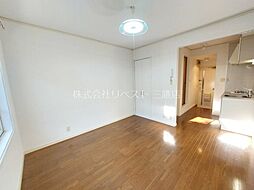 カーサフィオーリ 102 1階1Kのリビング/ダイニング