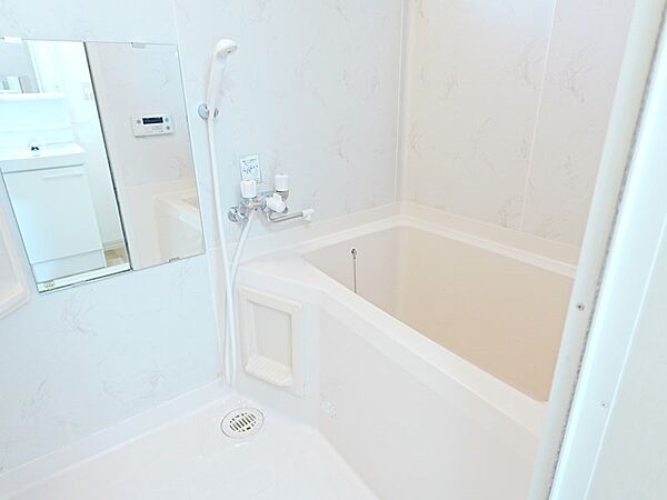 画像6:白を基調とした清潔感のあるお風呂です
