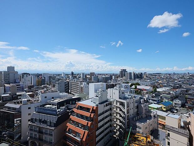 青々とした開けた空を見渡せる開放的な眺望です。遠くの天気もよく見え、開放感が溢れるひとときをお楽しみいただけます。