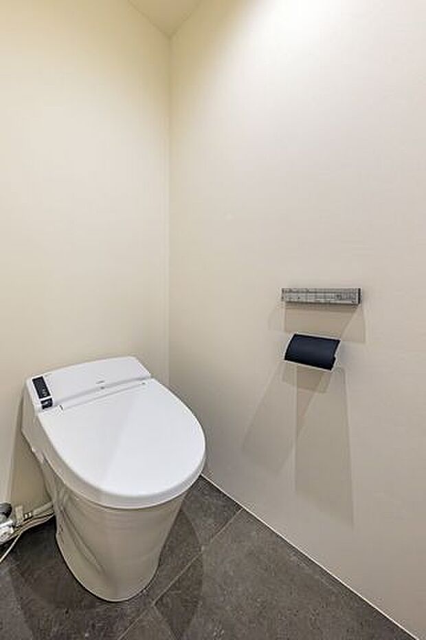 洗練されたお部屋にぴったりなデザイン性の高いレストルームです。手洗いカウンターやスティックリモコン、スマートなタンクレストイレを新規設置しました。