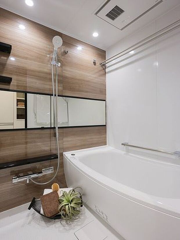 バスルームはゆったりとおくつろぎいただける癒しの空間です。光沢感のある木目調のパネルが、より一層くつろぎと高級感を醸し出します。