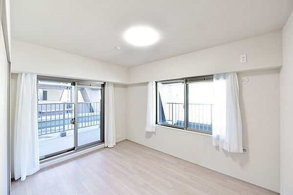 洋室1（約6.5帖）は二面採光で一日を通して優しい光が差し込むお部屋です。壁一面の大きなクローゼットを設置していますので、お部屋はきれいに整頓出来ます。お好みのインテリアや小物で空間を演出して頂けます