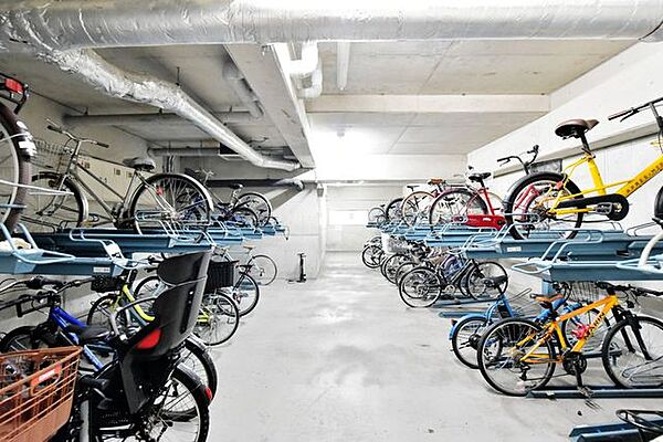 生活圏が広がる駐輪場を完備しています。自転車利用で足を延ばせば、暮らしがさらに便利になりますね。※空き状況は変化することがございますのであらかじめご了承ください。