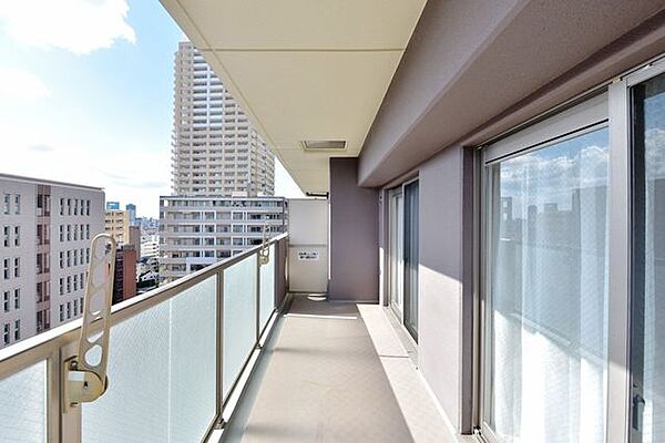 3面バルコニーがあり、メインの南・東のL字型のバルコニーからお部屋の中に優しい光と風を取り入れてくれます。心地よい風と光、六甲山系の山々の自然を感じながら大きく伸びをしたくなるような空間です。