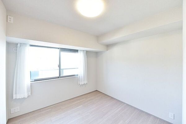 洋室3（約5.3帖）は凹凸も少なく、家具の配置がしやすいお部屋です。東向きのバルコニーに面し、優しい朝日が差し込みますので、気持ちよく朝を迎えることができます。